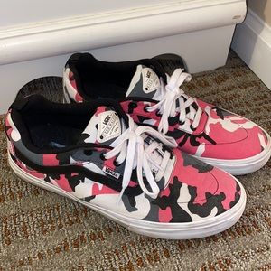 Pink camo vans 👟👟